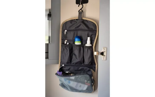 Washbag Kulturbeutel faltbar beige aufgeklapt mit Inhalt