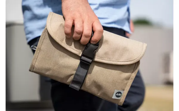 Washbag Kulturbeutel faltbar beige in der Hand