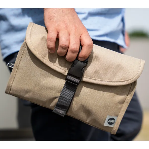 Washbag Kulturbeutel faltbar beige aufgeklapt mit Inhalt