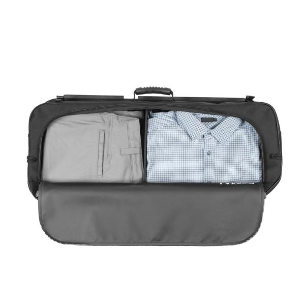 Geöffnete Packtaschen inkl. Inhalt