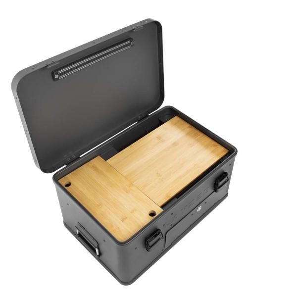 x Layzee mit geöffnetem Deckel