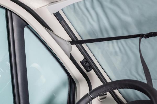 Innenansicht der VanSpace Außenisolierung im Fahrerhaus, Befestigung per Gurt und Klemmung an Türrahmen, passend für Citroën, Fiat, Opel, Peugeot, Toyota.