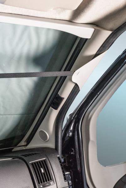 Detailansicht der VanSpace Außenisolierung im Fahrerhaus, passgenau montiert an A-Säule, geeignet für Citroën, Fiat, Opel, Peugeot, Toyota.