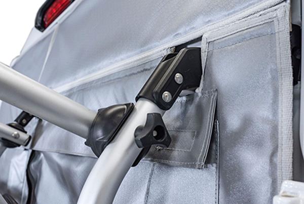 VanSpace Außenisolierung mit passgenauer Aussparung für Fahrradträgeraufnahme, montiert an Hecktüren eines Kastenwagens H2.