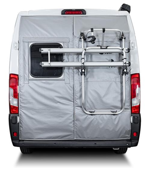 VanSpace Außenisolierung an Hecktüren eines Kastenwagens H2 mit Fahrradträger, linke Fensterabdeckung geöffnet sichtbar.
