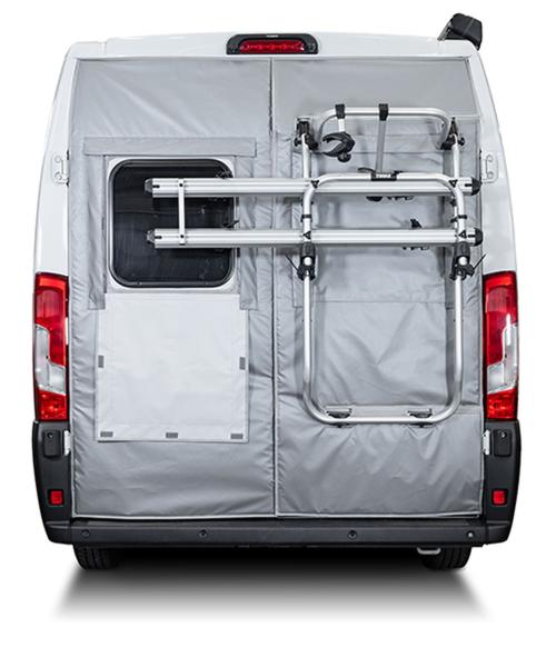 VanSpace Außenisolierung an H2-Hecktüren mit offenem Sichtfenster links und rechts, montierter Fahrradträger auf rechter Tür sichtbar.