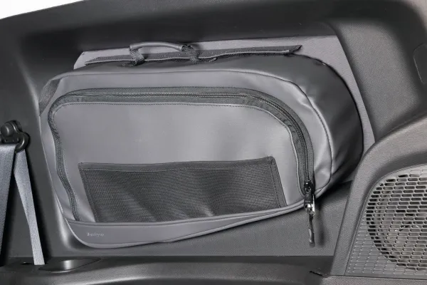 VanEquip Fensterpacktasche im Fahrzeug montiert mit geöffneter Tasche