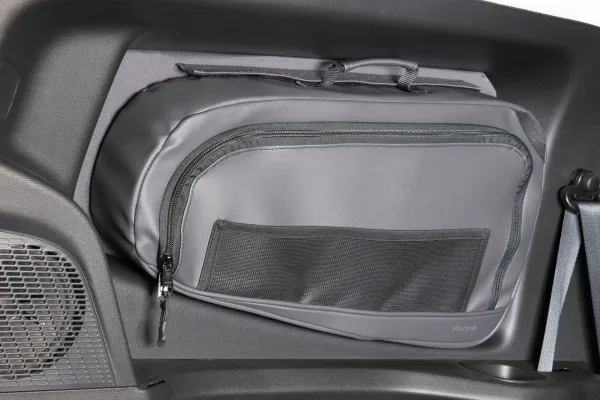 VanEquip Fensterpacktasche im Fahrzeug montiert mit geöffneter Tasche