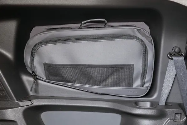 VanEquip Fensterpacktasche im Fahrzeug montiert