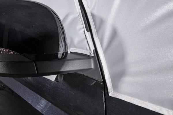 Detailaufnahme eines Außenspiegels am VW ID. Buzz mit silberner VanSpace Außenisolierung, die an der Türfalz anliegt.