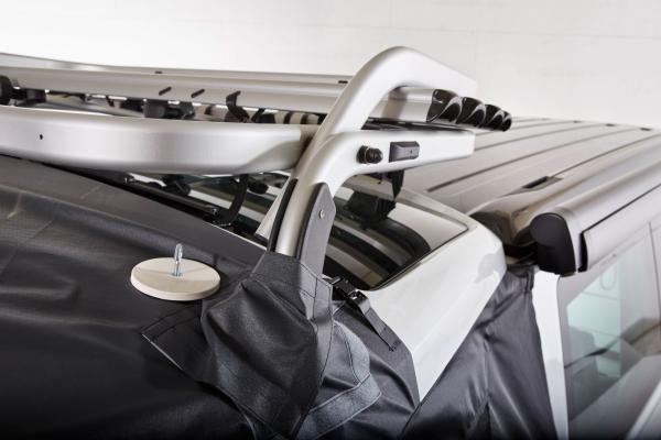 Detailaufnahme VanSpace Heckzelt „Kombi“ am Ford Custom V710 ab 2023, Zeltführung über montierten Fahrradträger gespannt.