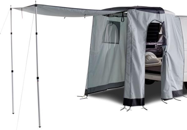 VanSpace Heckzelt „Kombi“ in Hellgrau mit ausgeklappter Schleusenmarkise und offenem Eingang, passend für Ford Custom V710 ab 2023.