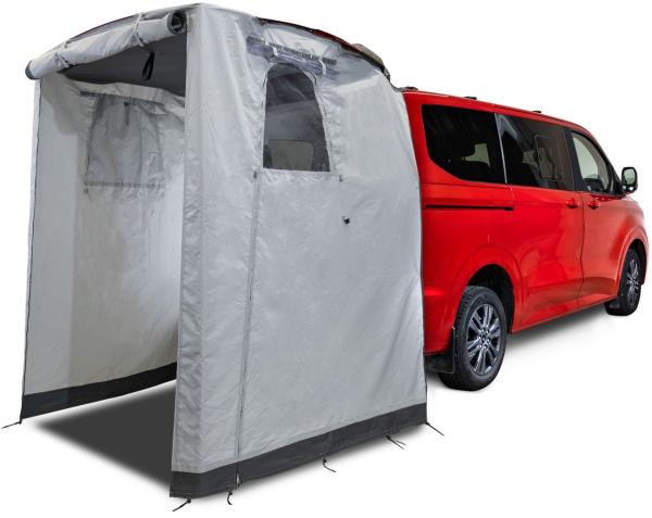 VanSpace Heckzelt „Kombi“ in Hellgrau am Ford Custom V710 ab 2023 montiert, mit offenem Fenster und hochgerollter Tür.