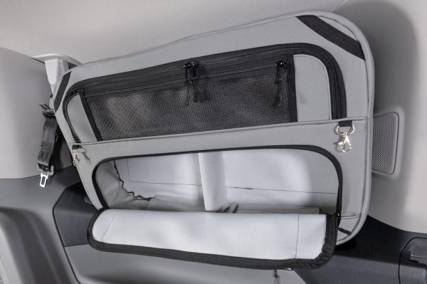 Montierte Packtaschen im Fahrzeug hellgrau