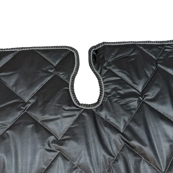 Detailaufnahme Spiegelauschnitt schwarz