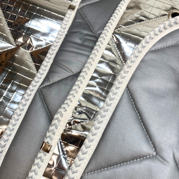 Nahaufnahme der Beschaffenheiten, silber Rückseite, grau Innenseite und Einfassband