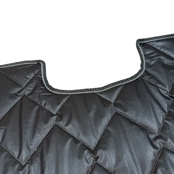 Detailaufnahme Spiegelauschnitt schwarz