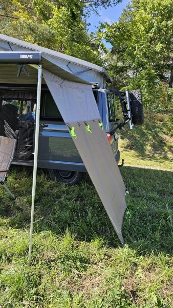 montiertes Seitenteil rechts an einer Markise