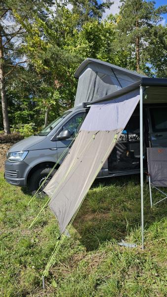 montiertes Seitenteil links an einer Markise