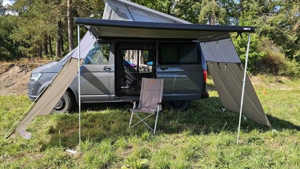 zwei montierte Seitenteile an der Markise