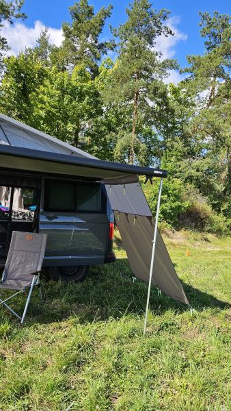 montiertes Seitenteil rechts an einer Markise