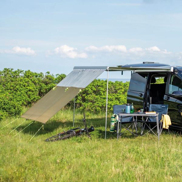 Outwell Hillcrest Tarp Sonnensegel in Grün, an Markise nach vorn abgespannt, erweitert deutlich den überdachten Nutzbereich.