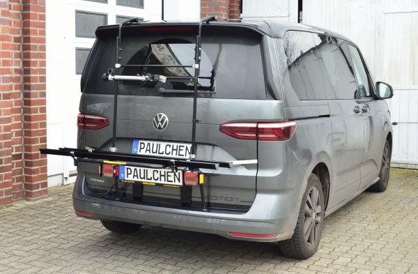 volkswagen-bus-t7-multivan-fahrradtraeger-mit-lichtleiste-in-ladeposition
