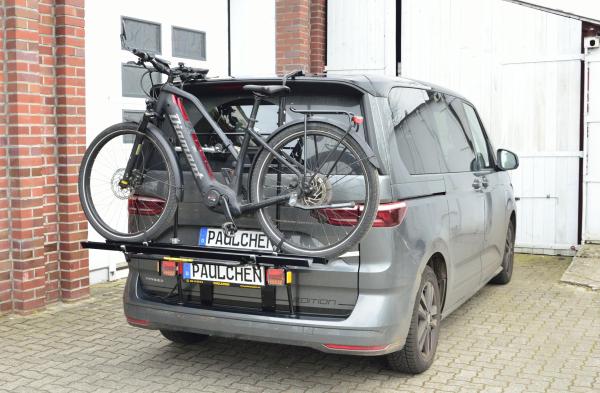 volkswagen-bus-t7-multivan-fahrradtraeger-und-lichtleiste-mit-fahrrad