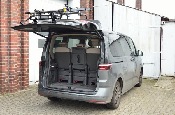 volkswagen-bus-t7-multivan-mit-geoeffneter-hecklappe-und-montiertem-fahrradtraeger