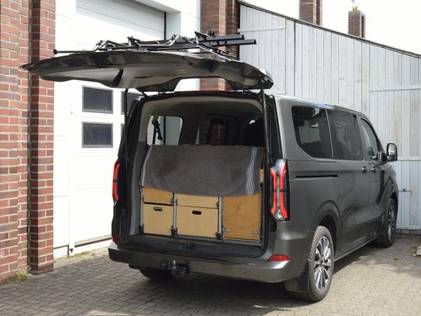 ford-tourneo--transit-custom-mit-geoeffneter-hecklappe-und-montiertem-fahrradtraeger