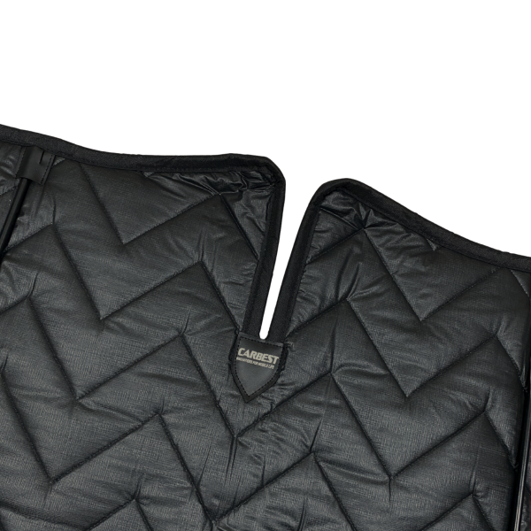 Ausschnitt von der Thermomatte Frontscheibe mit schwarzer Innenseite