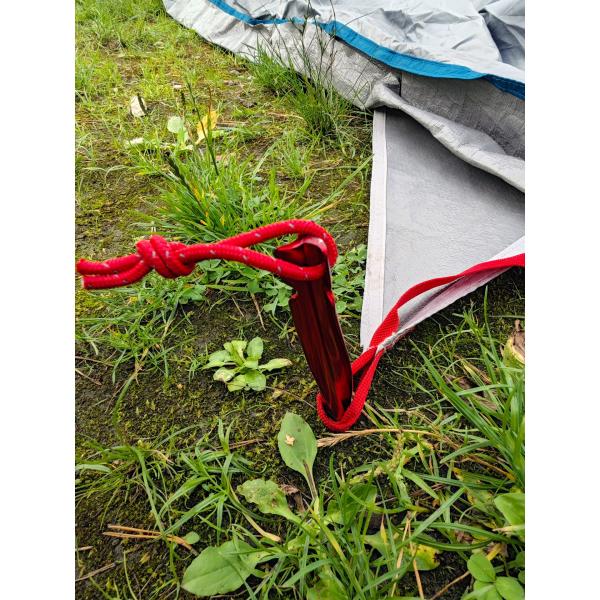BasicNature Zelthering 'T-Stake' im Gras eingeschlagen