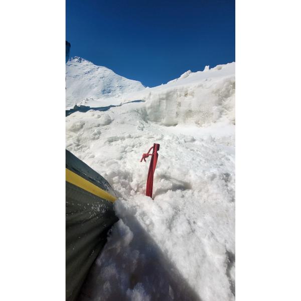 BasicNature Zelthering 'T-Stake' im Schnee montiert
