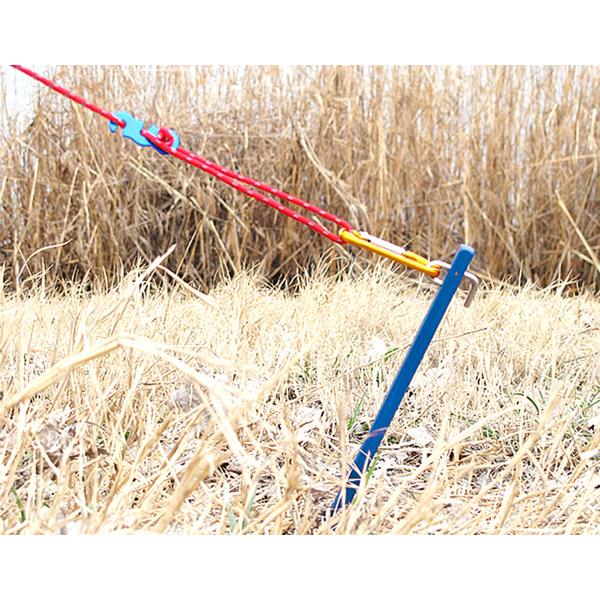 BasicNature Zelthering 'Steady' im Gras eingeschlagen