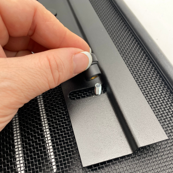 Detailansicht Randelknopf für Lüftungsgitter Schiebefenster