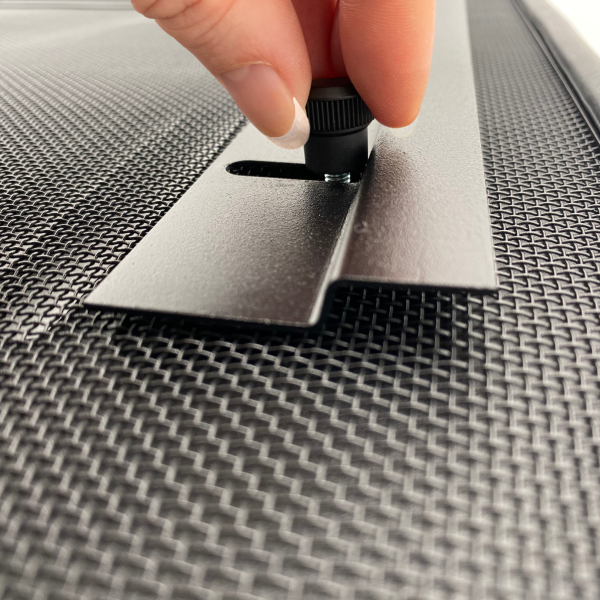 Detailansicht Randelknopf für Lüftungsgitter Schiebefenster